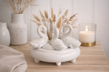 Load image into Gallery viewer, blomsterholder med svaner – Portugal