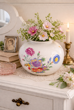 Load image into Gallery viewer, Vintage håndmalt vase – VEB Weisswasser (DDR)
