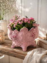 Load image into Gallery viewer, Rosa blomsterpotte med dekor
