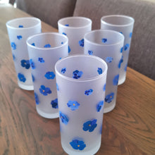 Load image into Gallery viewer, Franske frostede longdrink-glass med blå blomster – vintage, sett på 6
