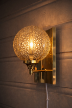Load image into Gallery viewer, Vintage vegglampe i messing og bobleglass
