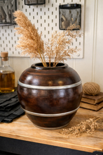 Load image into Gallery viewer, Vintage studiokeramikkvase i brun glasur
