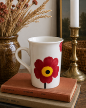 Load image into Gallery viewer, Vintage krus med rød blomst
