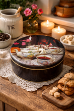 Load image into Gallery viewer, Vintage ABC Tea blikkboks – Ø 21 cm
