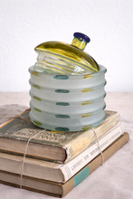 Load image into Gallery viewer, Frostet vintage kunstglass – vase, krukke og lysestake (komplett sett)
