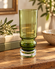 Load image into Gallery viewer, Vintage kunstglassvase – olivengrønn
