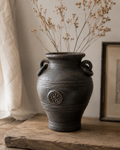 Load image into Gallery viewer, Vintage keramikkvase med håndtak
