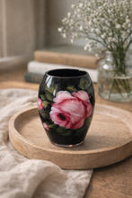 Load image into Gallery viewer, Vintage håndmalt vase med rosemotiv
