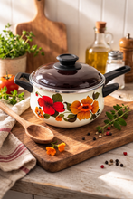 Load image into Gallery viewer, Vintage emaljekjele med blomsterdekor
