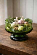 Load image into Gallery viewer, Vintage grønn glasskål på fot
