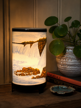 Load image into Gallery viewer, Vintage Movie-Lampe fra Econlight med Niagara Falls-motiv.

