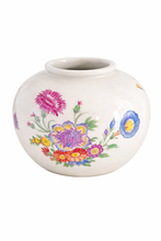 Load image into Gallery viewer, Vintage håndmalt vase – VEB Weisswasser (DDR)

