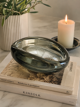 Load image into Gallery viewer, Vintage kunstglasskål i røykgrått glass

