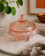 Load image into Gallery viewer, Vintage bonbonniere i rosa pressglass
