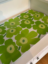 Load image into Gallery viewer, Marimekko Unikko brett – grønn
