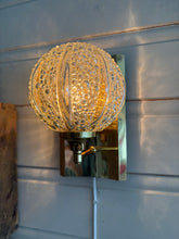 Load image into Gallery viewer, Vintage vegglampe i messing og bobleglass

