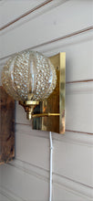 Load image into Gallery viewer, Vintage vegglampe i messing og bobleglass
