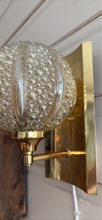 Load image into Gallery viewer, Vintage vegglampe i messing og bobleglass
